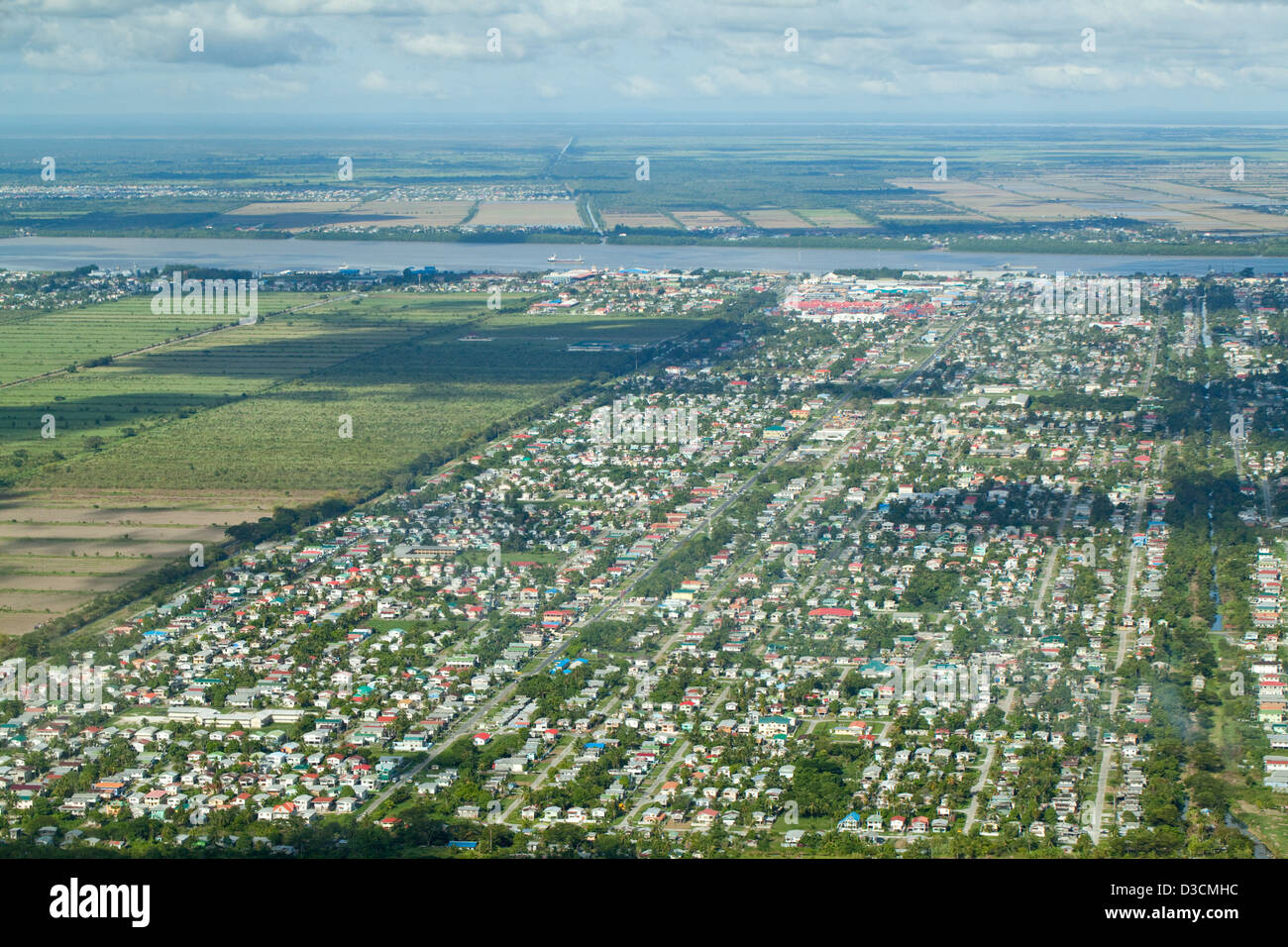 Georgetown, Guyana. Marais drainés à côté de la rivière Demerara, utilisé pour le courant alternatif residential home estates l'agriculture. Banque D'Images