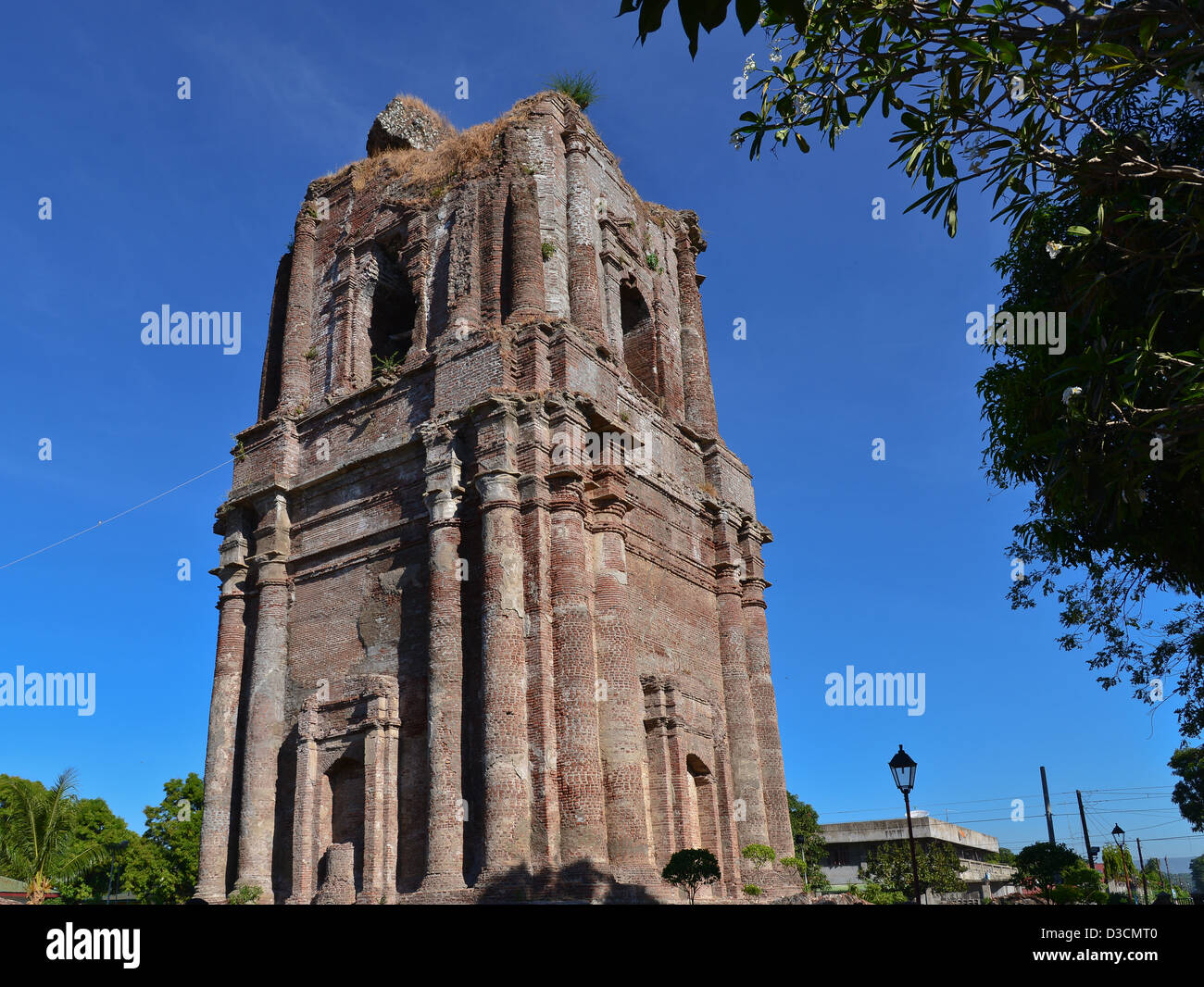 Domeless (abattu par séisme) Clocher de l'Église Bacarra - Ilocos Norte, Philippines Banque D'Images