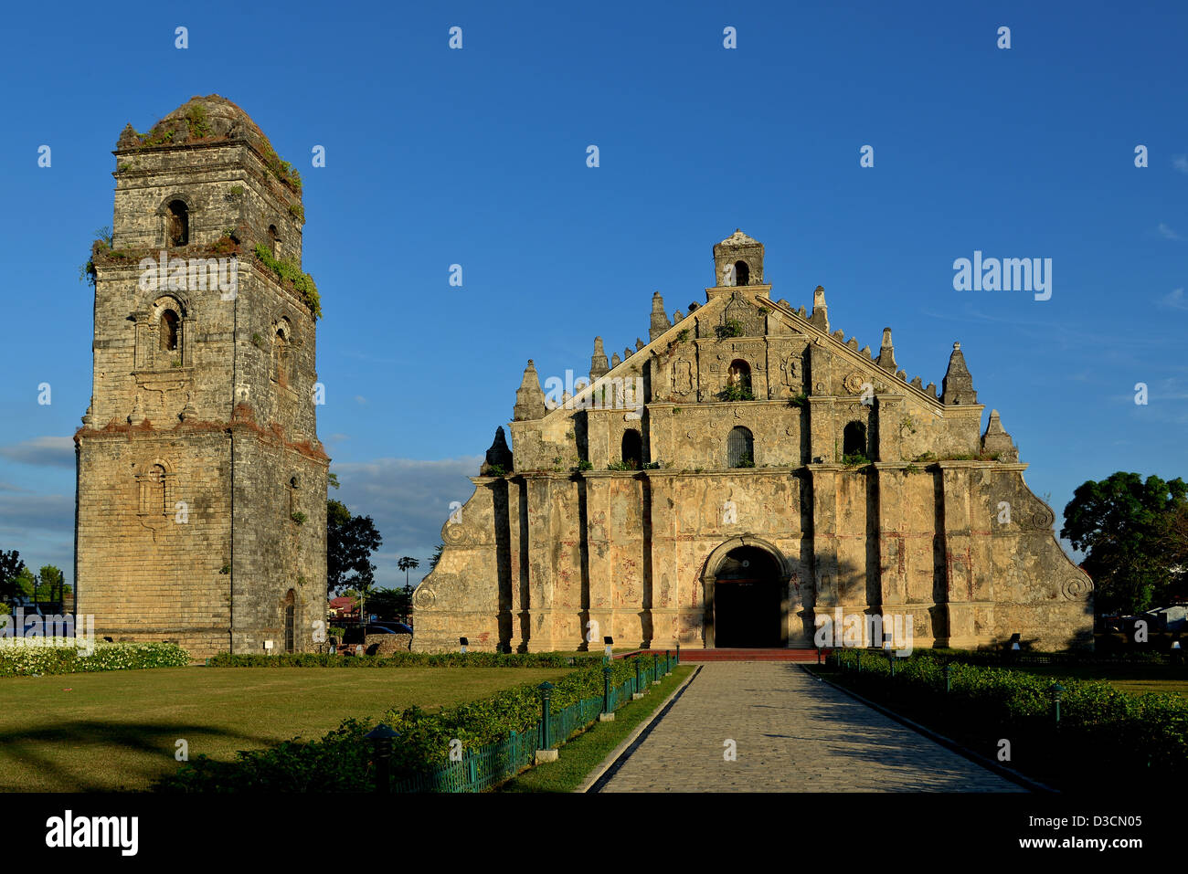 Saint Augustin l'Église et son clocher au coucher du soleil - Paoay, Ilocos Norte, Philippines Banque D'Images