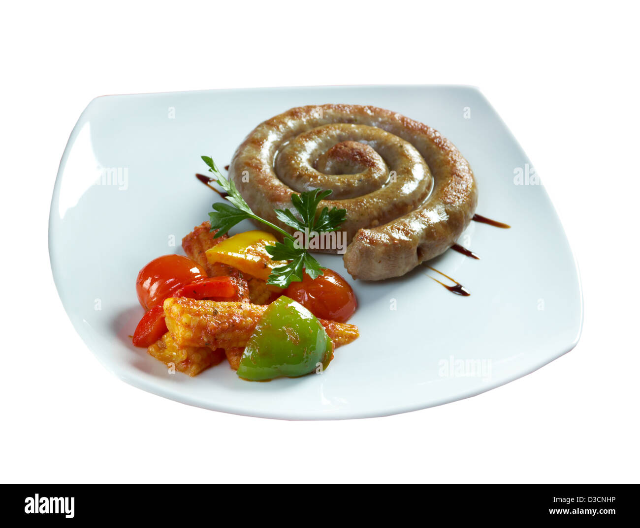 Rôti de fabrication de saucisses avec légumes..isolé sur fond blanc ...