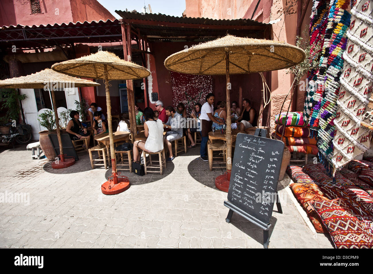 Les touristes en cafe, Marrakech, Maroc Banque D'Images