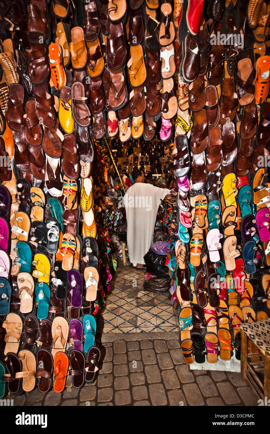 Des chaussures pour la vente au souk, Marrakech, Maroc Banque D'Images