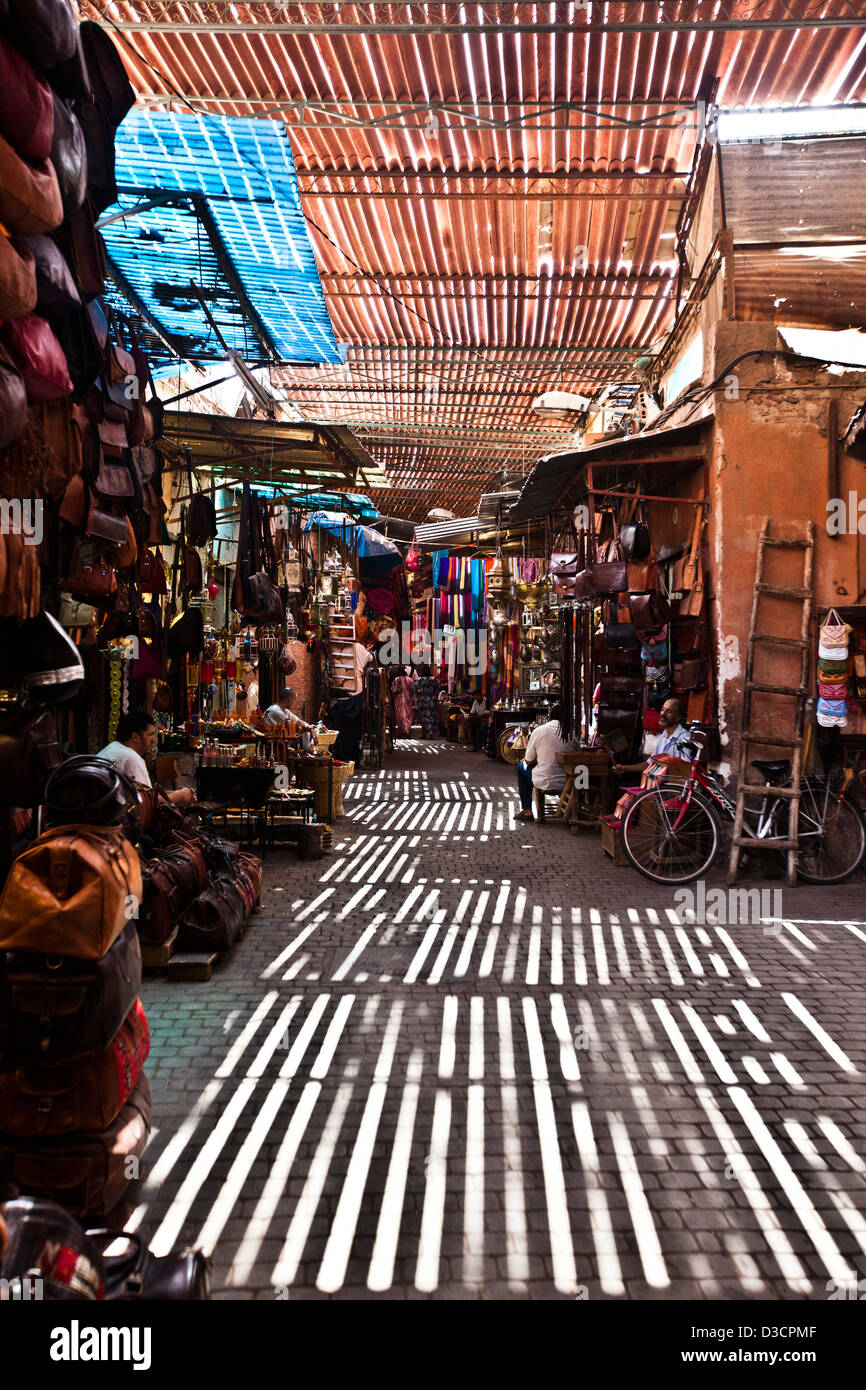 Les étals du marché de Souk, Marrakech, Maroc Banque D'Images