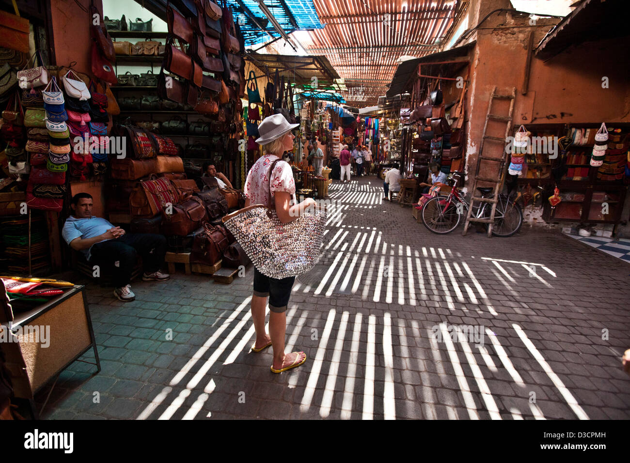 Young woman shopping in Souk, Marrakech, Maroc Banque D'Images