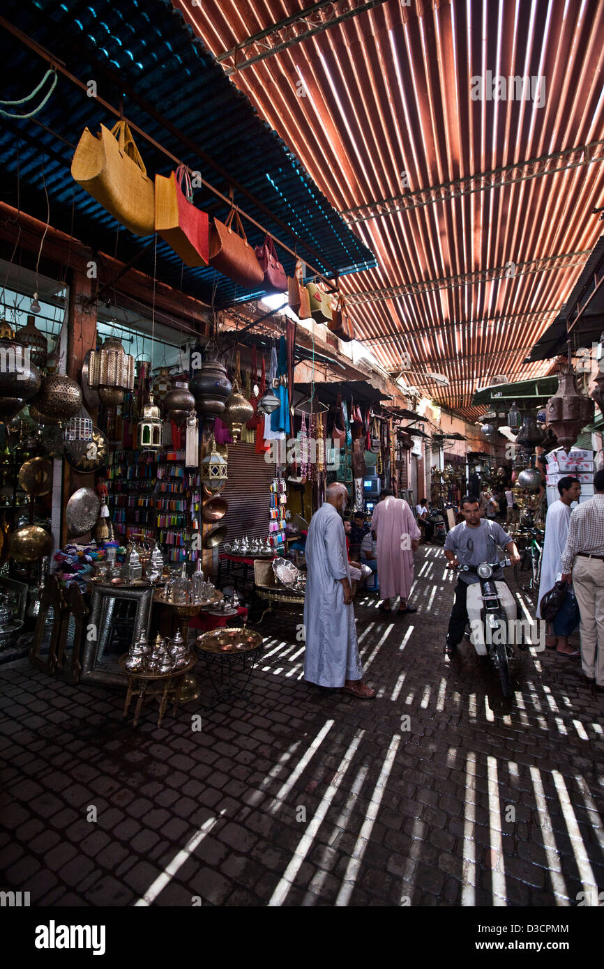Shopping dans les Souks, Marrakech, Maroc Banque D'Images