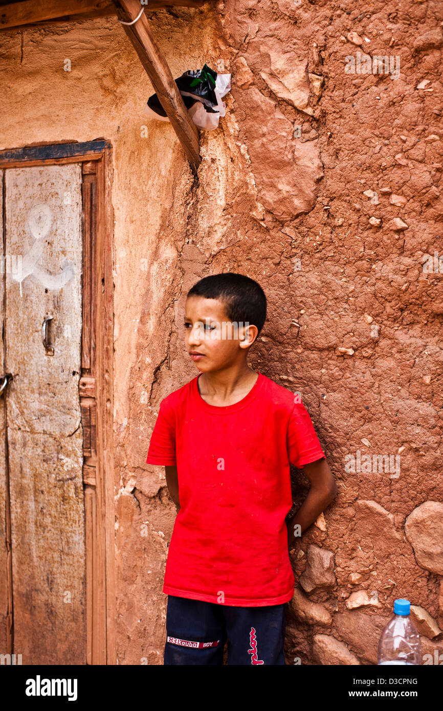 Garçon dans village Berbère, Marrakech, Maroc Banque D'Images