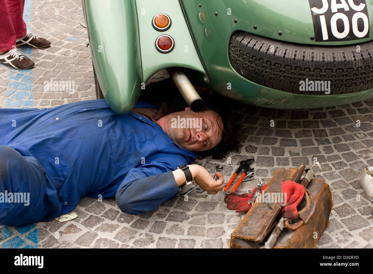 Mécanicien de voiture de course, voiture de course Mille Miglia, Italie, 2008 Banque D'Images