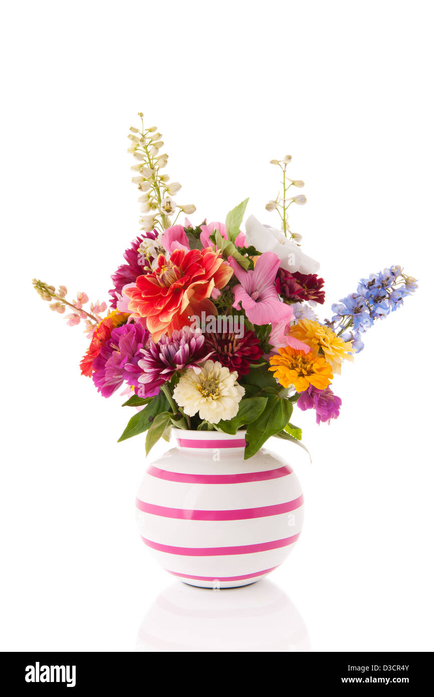 Vase à rayures avec des fleurs de jardin Banque D'Images