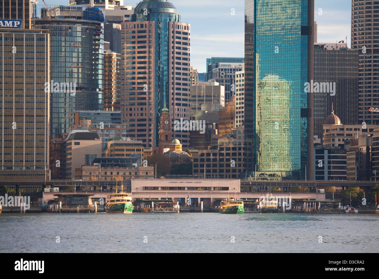 Vue rapprochée du Ferry de Circular Quay et la gare ferroviaire avec ferries au départ en fin d'après-midi Soleil Sydney Aust Banque D'Images