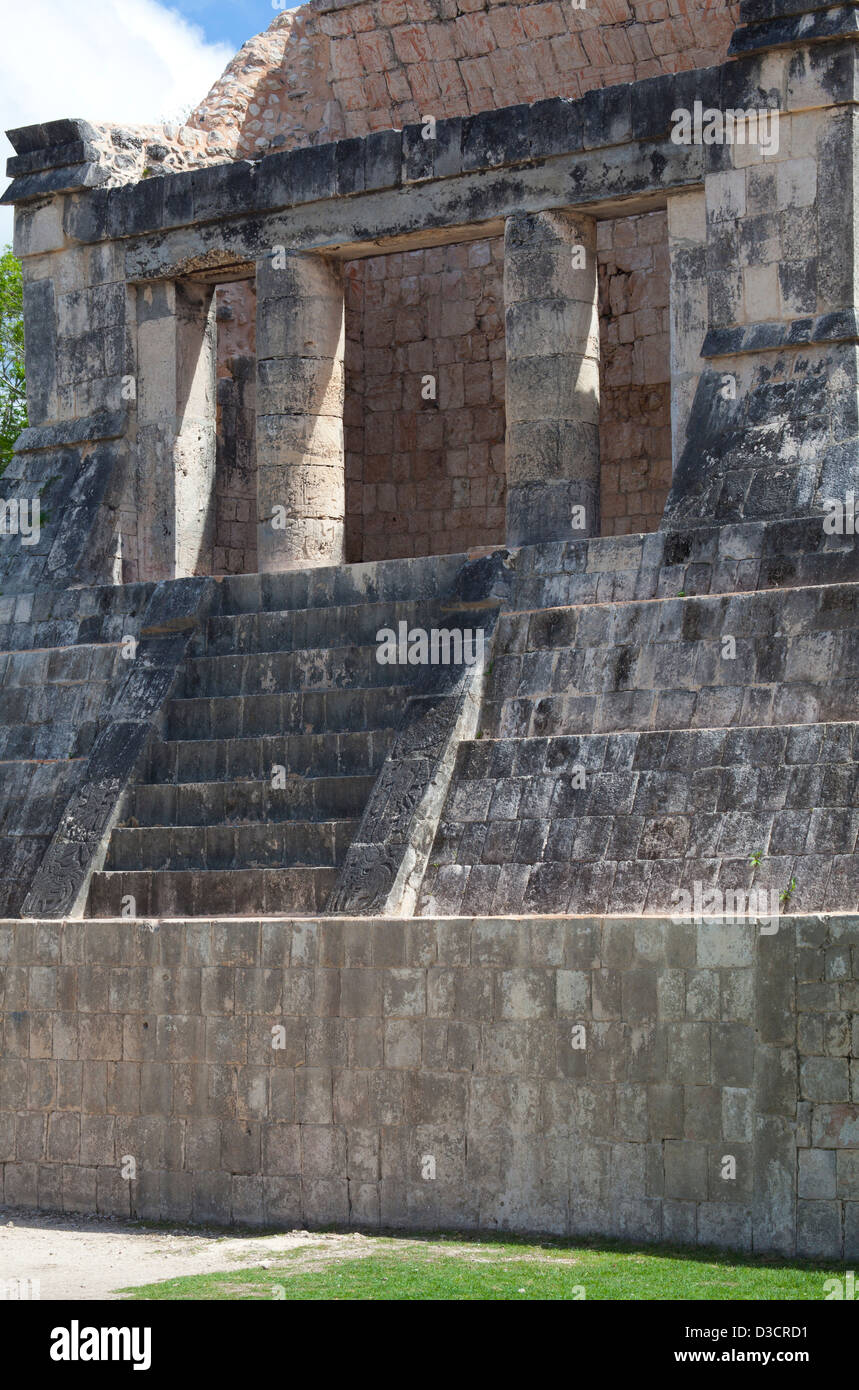Le Nord du Temple ou temple de l'Homme barbu à l'extrémité nord de la grande cour de jeu, Chichen Itza, Mexique Banque D'Images