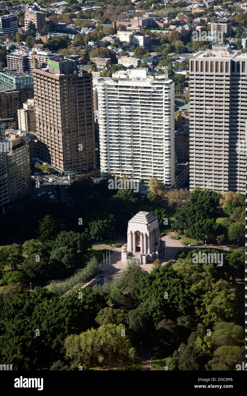 L'Anzac War Memorial dans Hyde Park Sydney Australie entouré par les immeubles d'habitation Banque D'Images