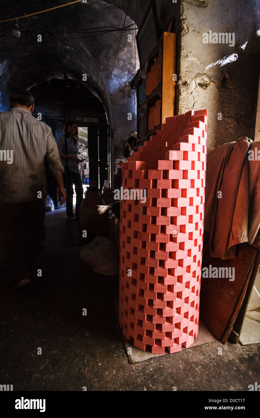 Savon d'Alep traditionnel bouilloire dans le savon Khan Al-Saboun (cour intérieure) dans le souk de Tripoli, Liban, près de la frontière de la Syrie. Banque D'Images