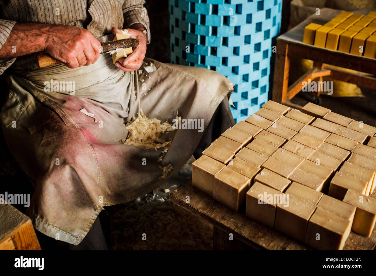 Savon d'Alep traditionnel bouilloire dans le savon Khan Al-Saboun (cour intérieure) dans le souk de Tripoli, Liban, près de la frontière de la Syrie. Banque D'Images
