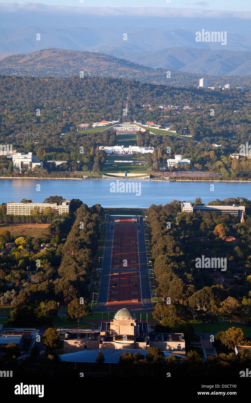Anzac Parade, Lac Burley Griffin, provisoire de la Maison du Parlement et la Maison du Parlement Canberra Australie Banque D'Images