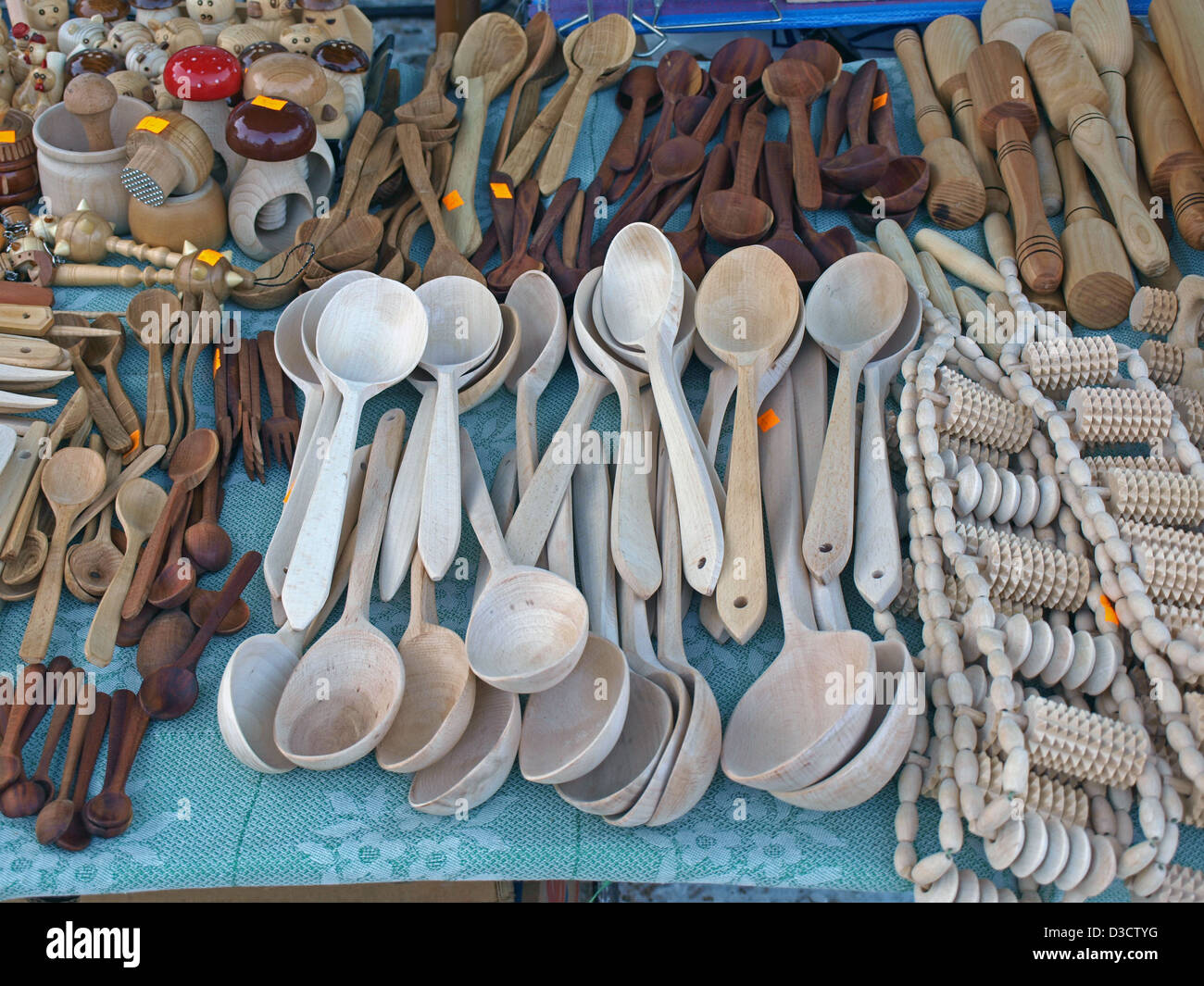 Outils de cuisine en bois Maison à vendre sur le marché letton Banque D'Images