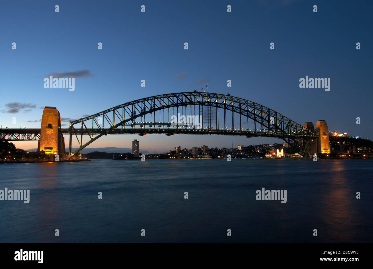 Sydney, Australie, une vue sur Sydney Cove sur le Sydney Harbour Bridge at night Banque D'Images