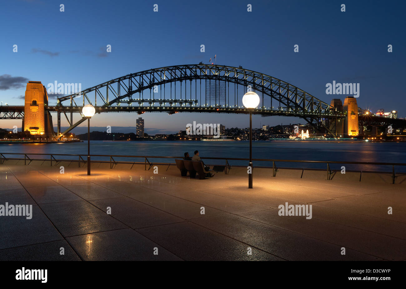 Sydney, Australie, une vue sur Sydney Cove sur le Sydney Harbour Bridge at night Banque D'Images