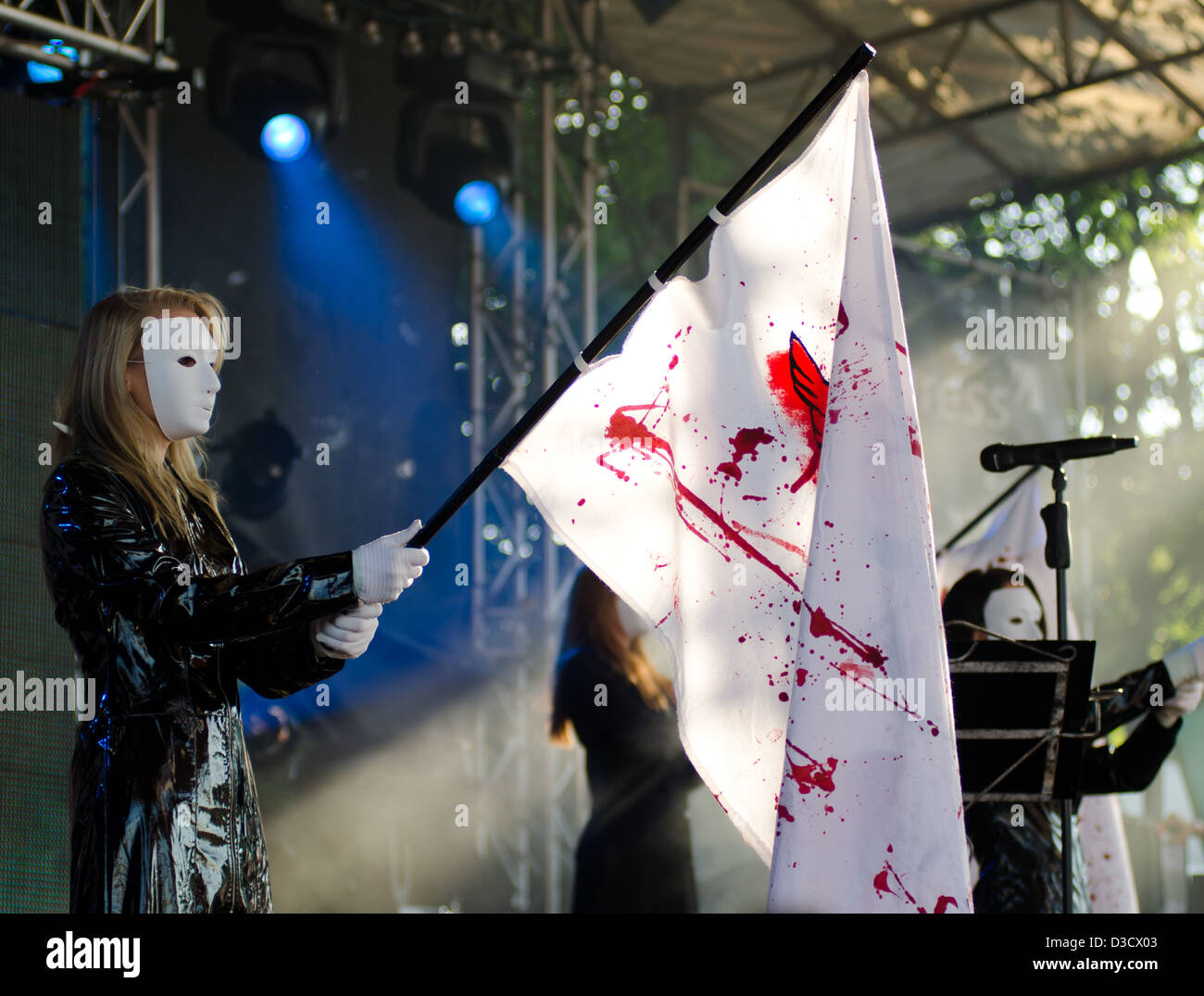 Danseurs masqués de la bande de goth allemand Blutengel portant des drapeaux sur scène à l'Amphi Festival 2012 Banque D'Images