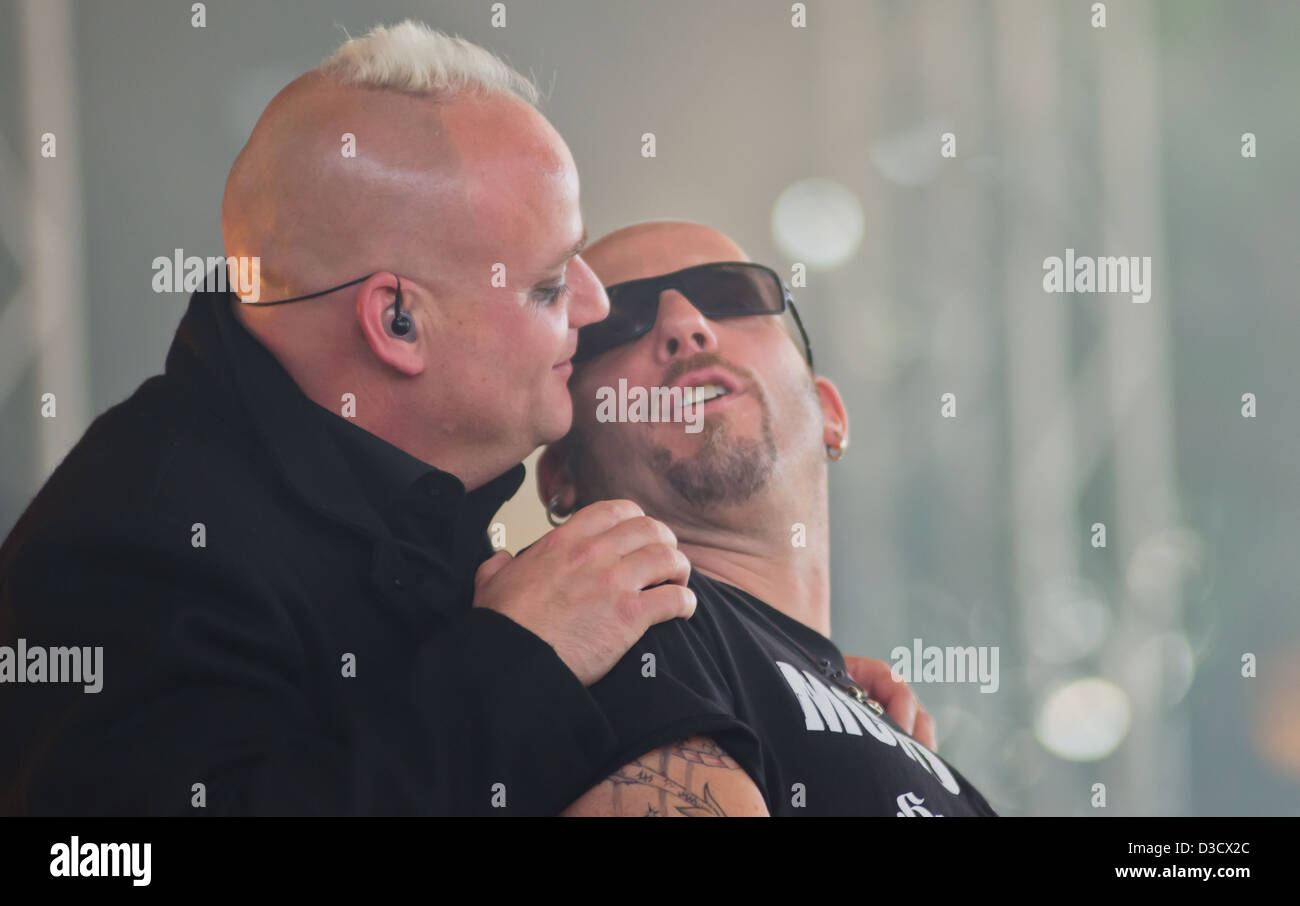 Martin Engler et Carl Fornia du groupe de rock gothique Mono Inc. partager un moment sur scène à l'Amphi Festival 2012 Banque D'Images