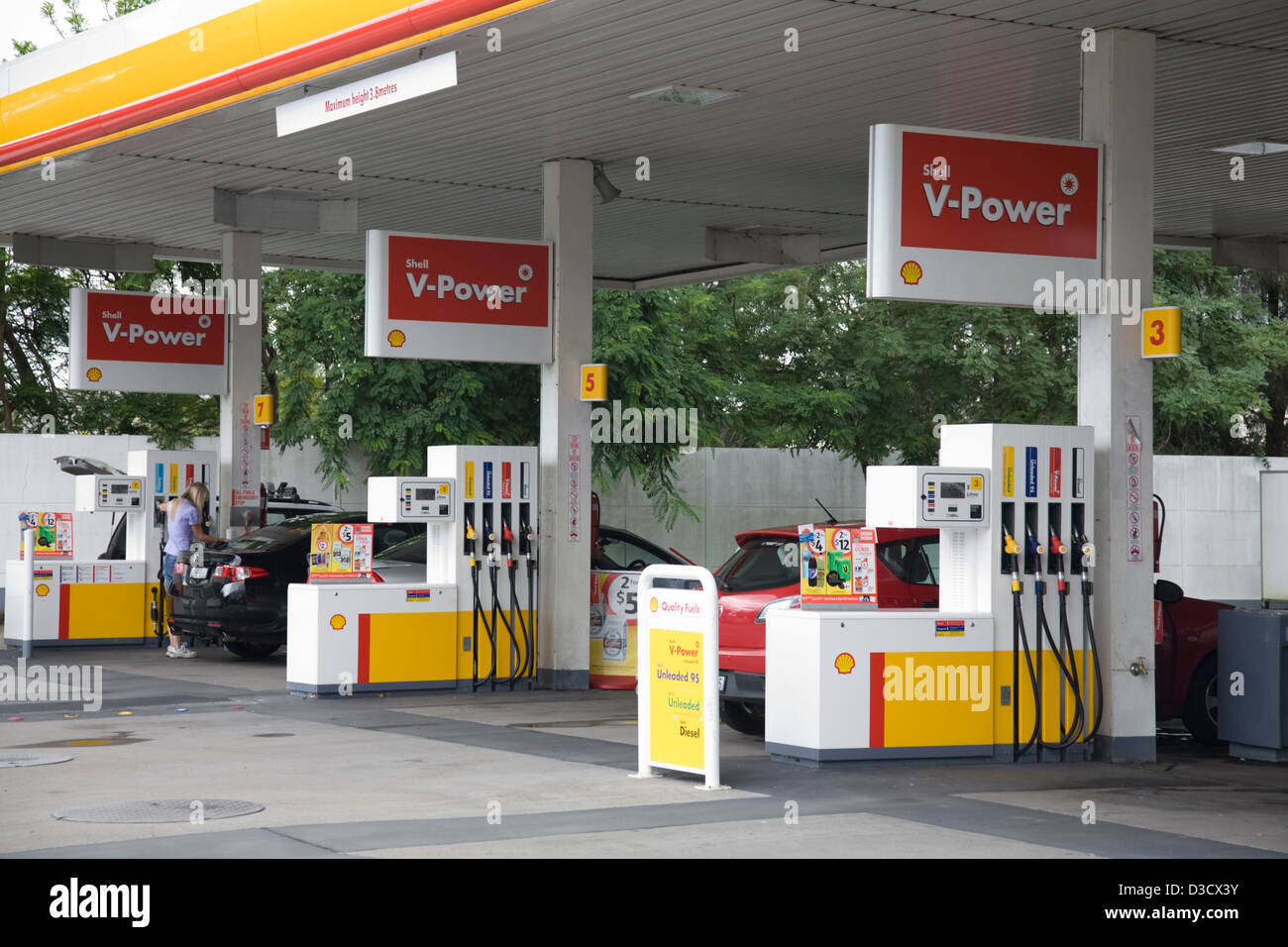 Personne remplissant sa voiture à la station-service Shell dans le nord de Sydney, en Australie Banque D'Images