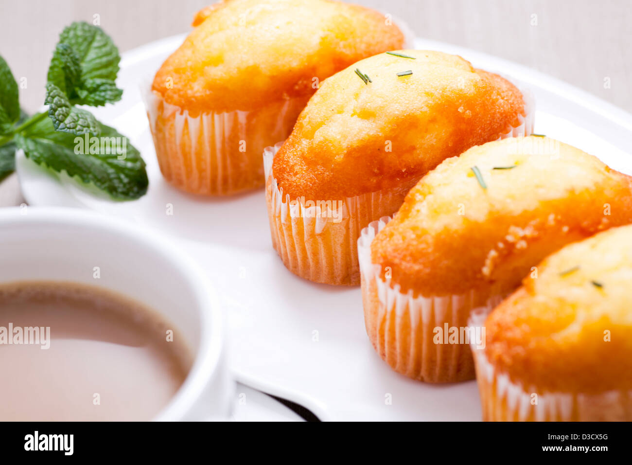 Gâteaux muffin et une tasse de thé. Banque D'Images