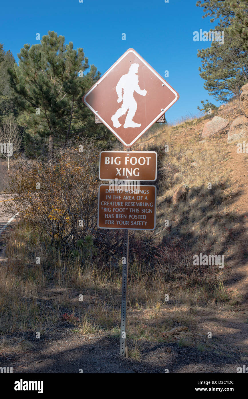 Panneau de circulation avertissement de la présence possible de bigfoot à pike national forest, Colorado, USA Banque D'Images