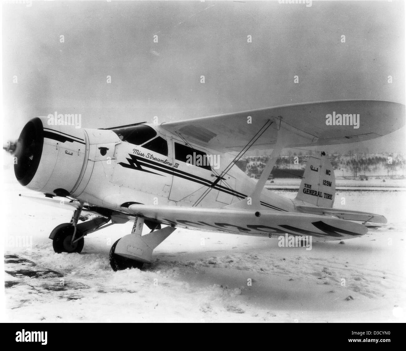 Beechcraft D17S Staggerwing, numéro de queue NC129M, photographié à Akron, Ohio, faisant partie de la collection Charles M. Daniels. Banque D'Images