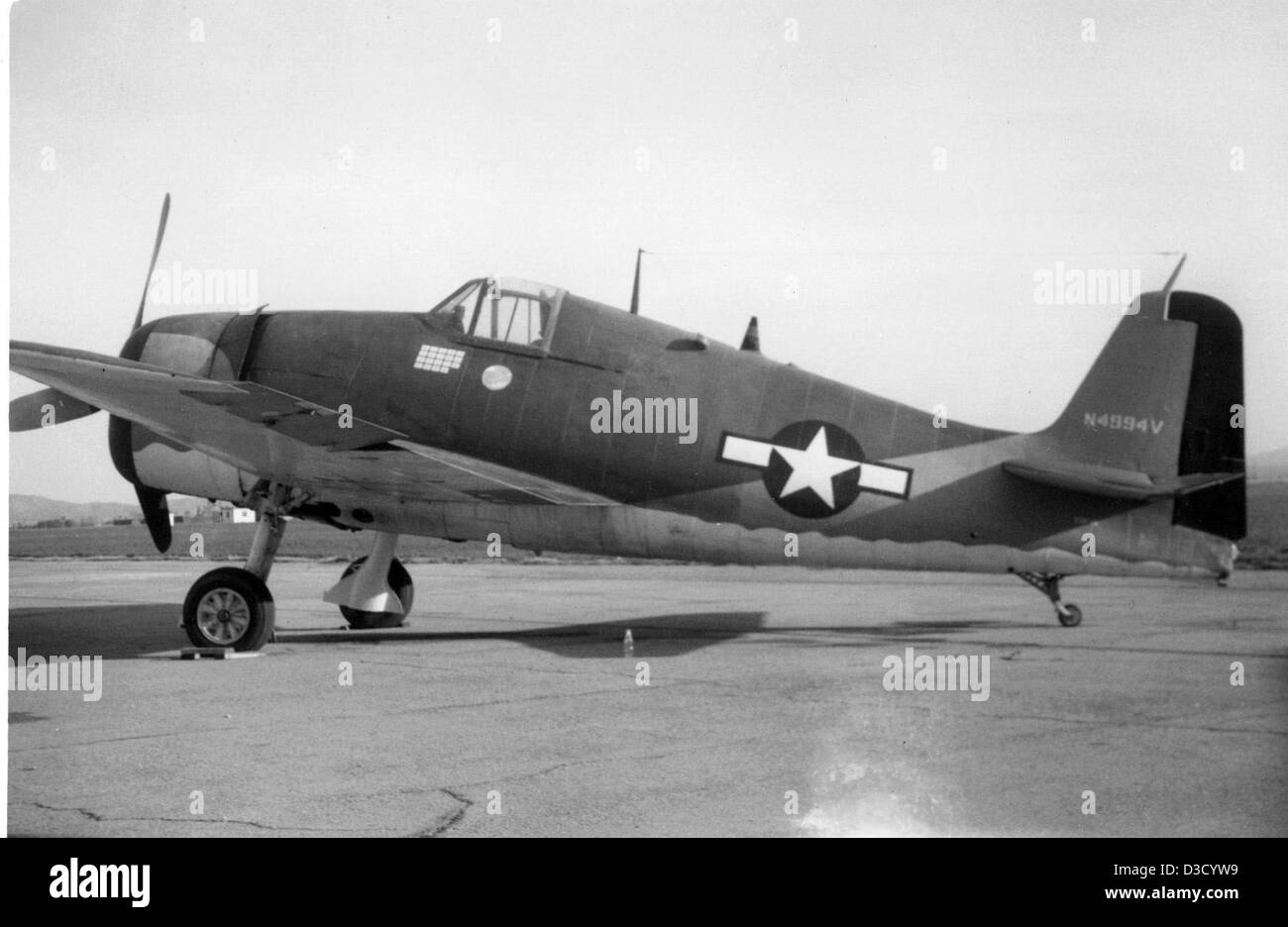 Le Grumman F6F-5N Hellcat (N4994V), situé à Chino, EN CALIFORNIE, est un exemple important de chasseur naval de la seconde Guerre mondiale. L'avion fait partie de la collection Charles M. Daniels et est connu pour son rôle dans le combat naval pendant la guerre. Banque D'Images