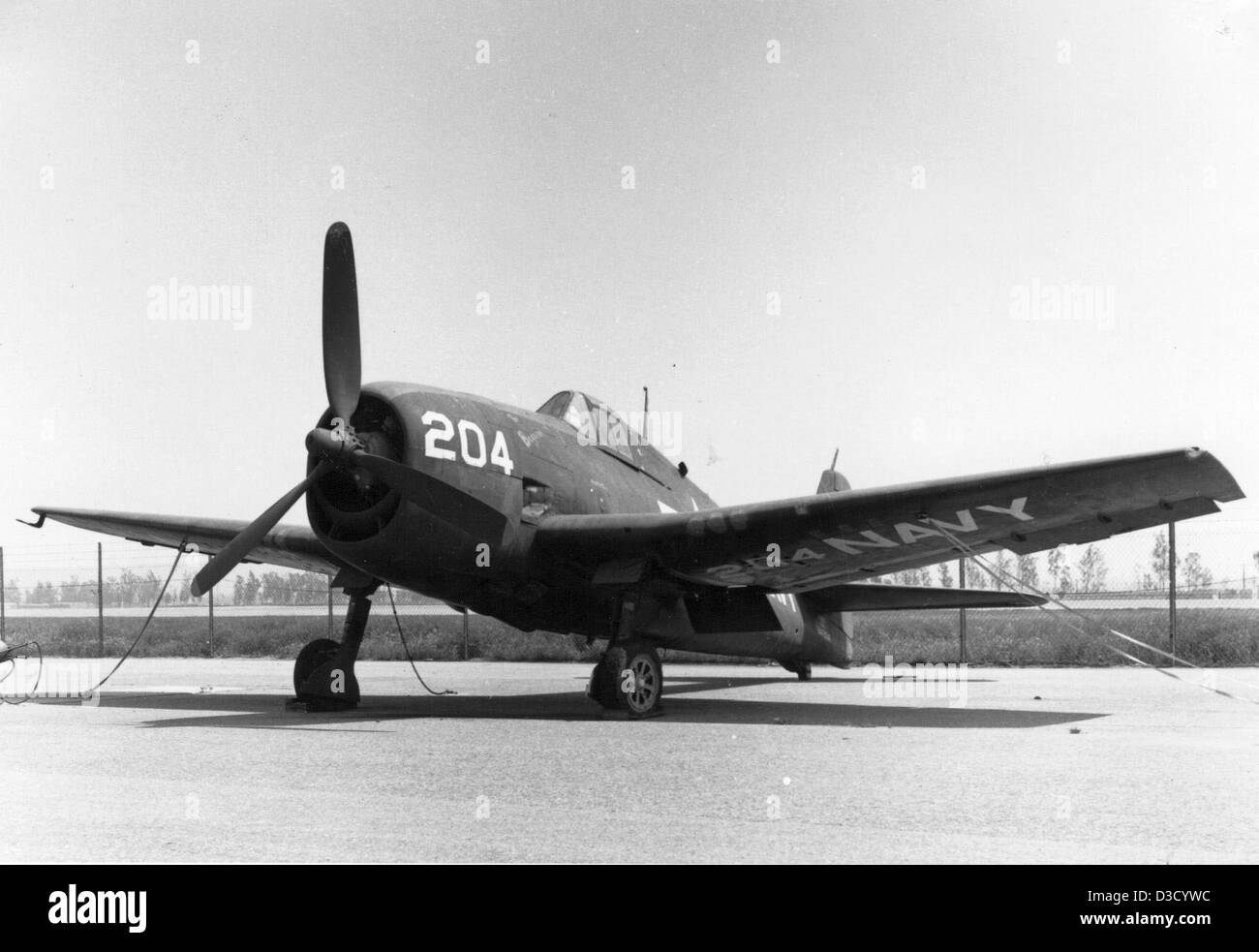 Cette image montre un Grumman F6F-5N Hellcat, un avion de chasse naval emblématique utilisé par la marine américaine pendant la seconde Guerre mondiale. Connu pour ses performances supérieures, le F6F-5N a été un atout important dans le combat aérien dans le théâtre du Pacifique. L'avion vu ici est situé en Ontario, en Californie. Banque D'Images