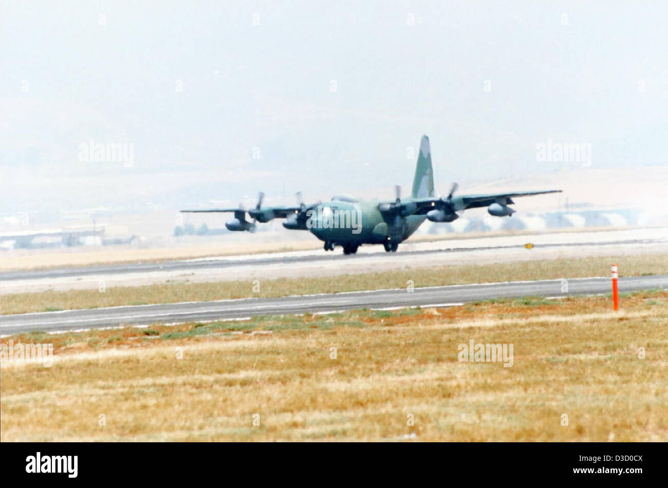 Le Lockheed C-130 Hercules, présenté sur cette photo de la collection Charles M. Daniels, est un avion de transport militaire polyvalent utilisé pour diverses missions, y compris le fret, l'évacuation médicale et le transport de troupes. Banque D'Images