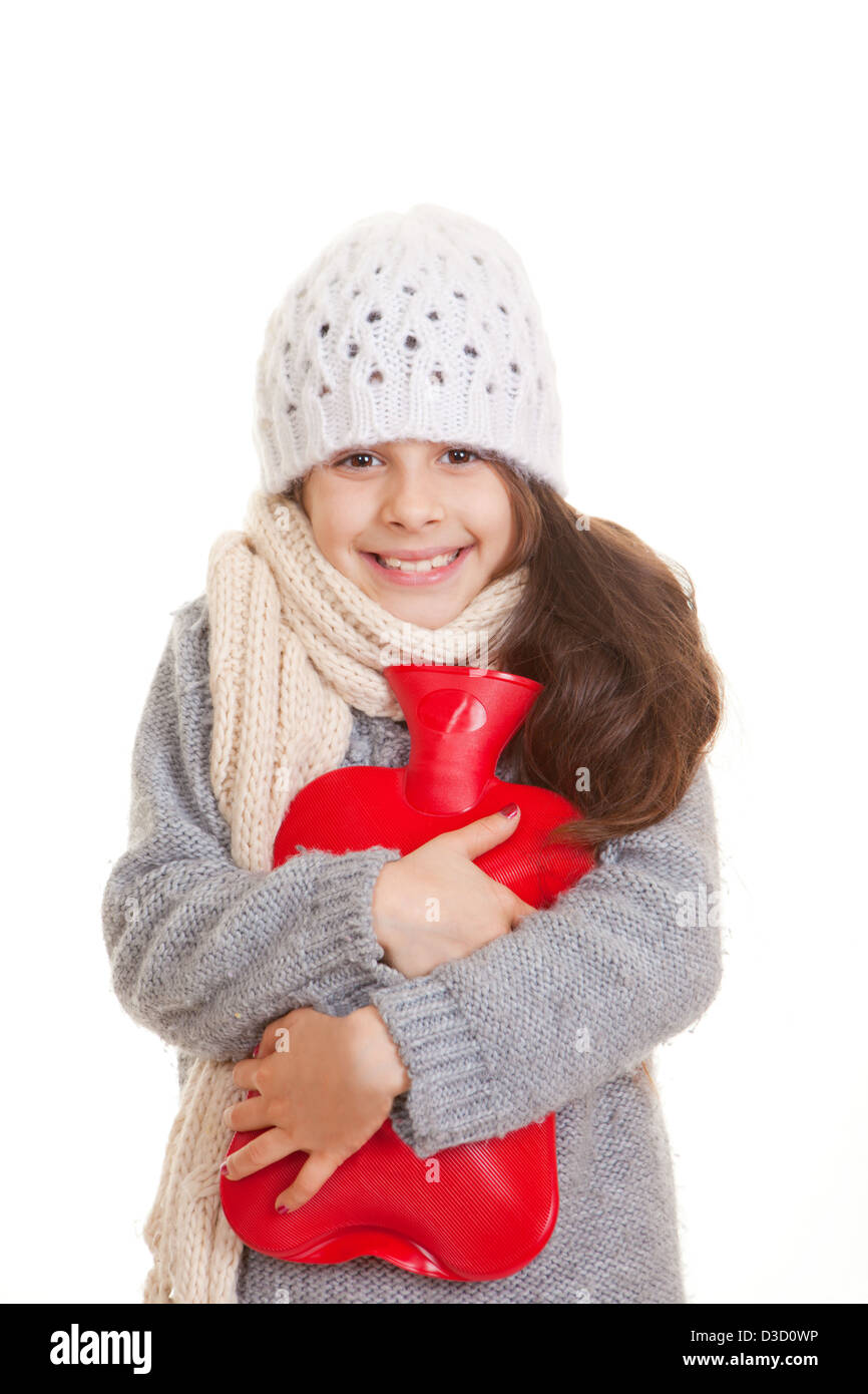 Enfant Hiver hugging bouteille d'eau chaude pour plus de chaleur Banque D'Images