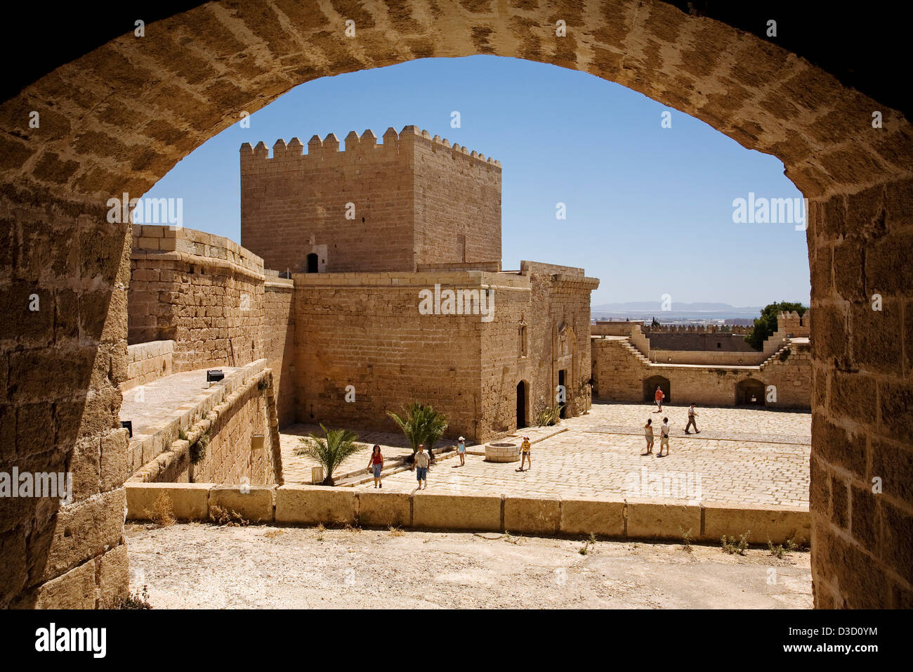 Patio de Armas Torre del Homenaje Espagne Andalousie Almeria Alcazaba monumentale Banque D'Images