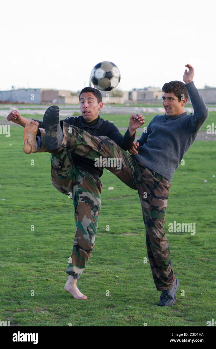 L'Armée syrienne libre les jeunes soldats participent à un camp d'entraînement en Syrie. Leurs âges varient de 14 à 18 et ils passent plusieurs semaines wor Banque D'Images