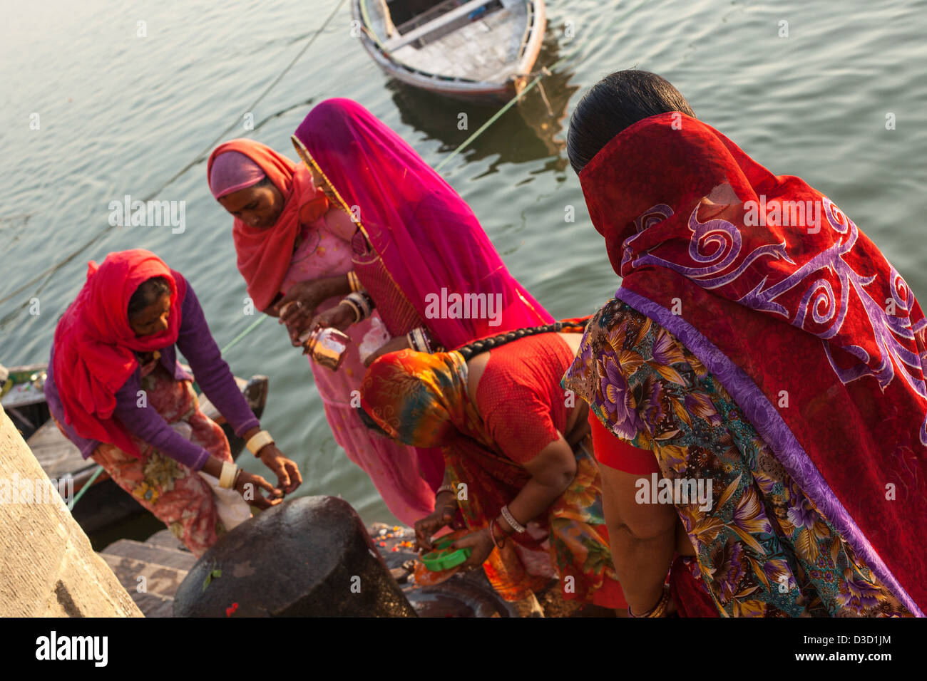 Les femmes en saris, Varanasi, Inde Banque D'Images