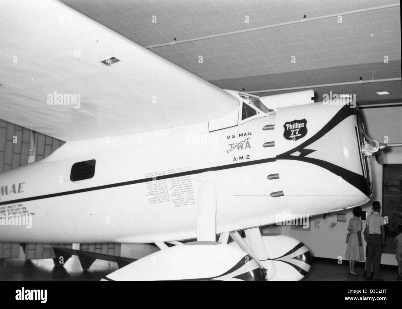 Cette photo montre l'avion Lockheed Vega de Wiley Post, 'Winnie Mae', exposé au Smithsonian en 1960. Les vols pionniers de Post en solo, y compris sa circumnavigation du globe, ont cimenté la place du Vega dans l'histoire de l'aviation. Banque D'Images