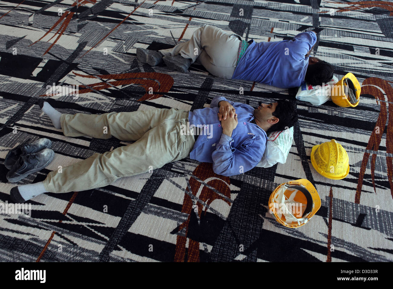 Dubaï, Émirats Arabes Unis, les travailleurs de la construction de dormir dans leur rupture sur le plancher Banque D'Images