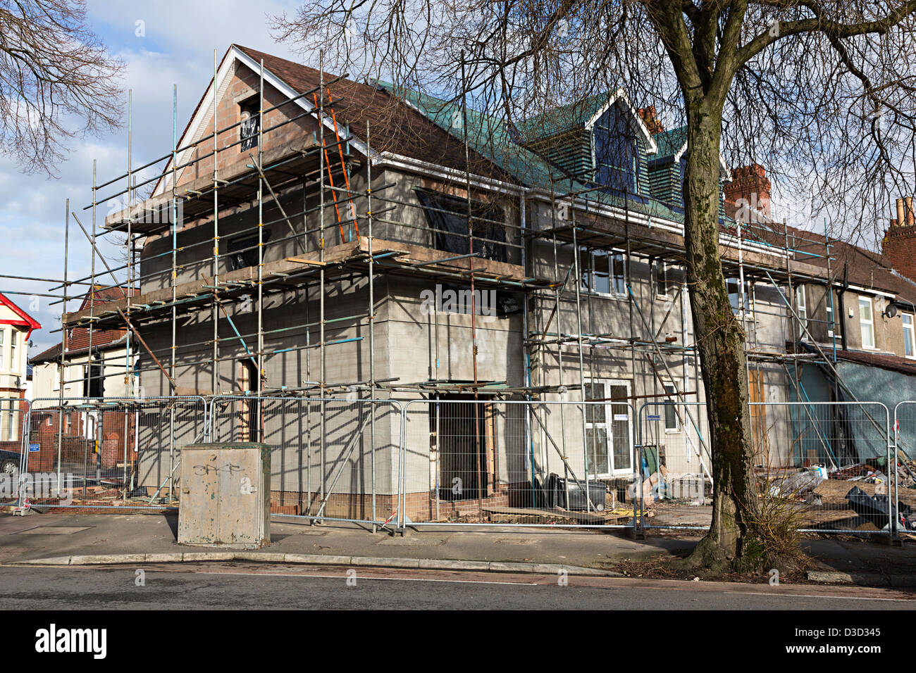 Maison en banlieue d'échafaudages en raison d'une importante extension en cours de construction, Cardiff, Pays de Galles, Royaume-Uni Banque D'Images