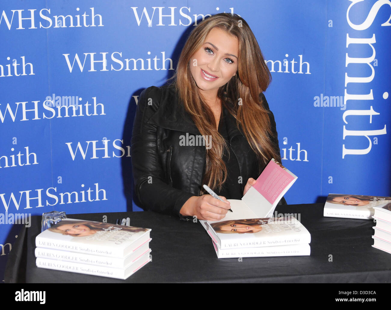 L'Essex, Royaume-Uni. 16 février 2013. TOWIE & Dancing on Ice star Lauren Goodger signe des exemplaires de son nouveau livre 'Secrets d'Essex girl' à WH Smith, le centre commercial Liberty, Romford, Essex, Royaume-Uni. Crédit : Ben Recteur/Alamy Live News Banque D'Images
