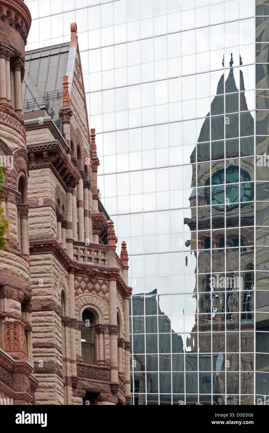 L'ancien hôtel de ville de Toronto vieille réflexion nouveau drapeau Canada Banque D'Images