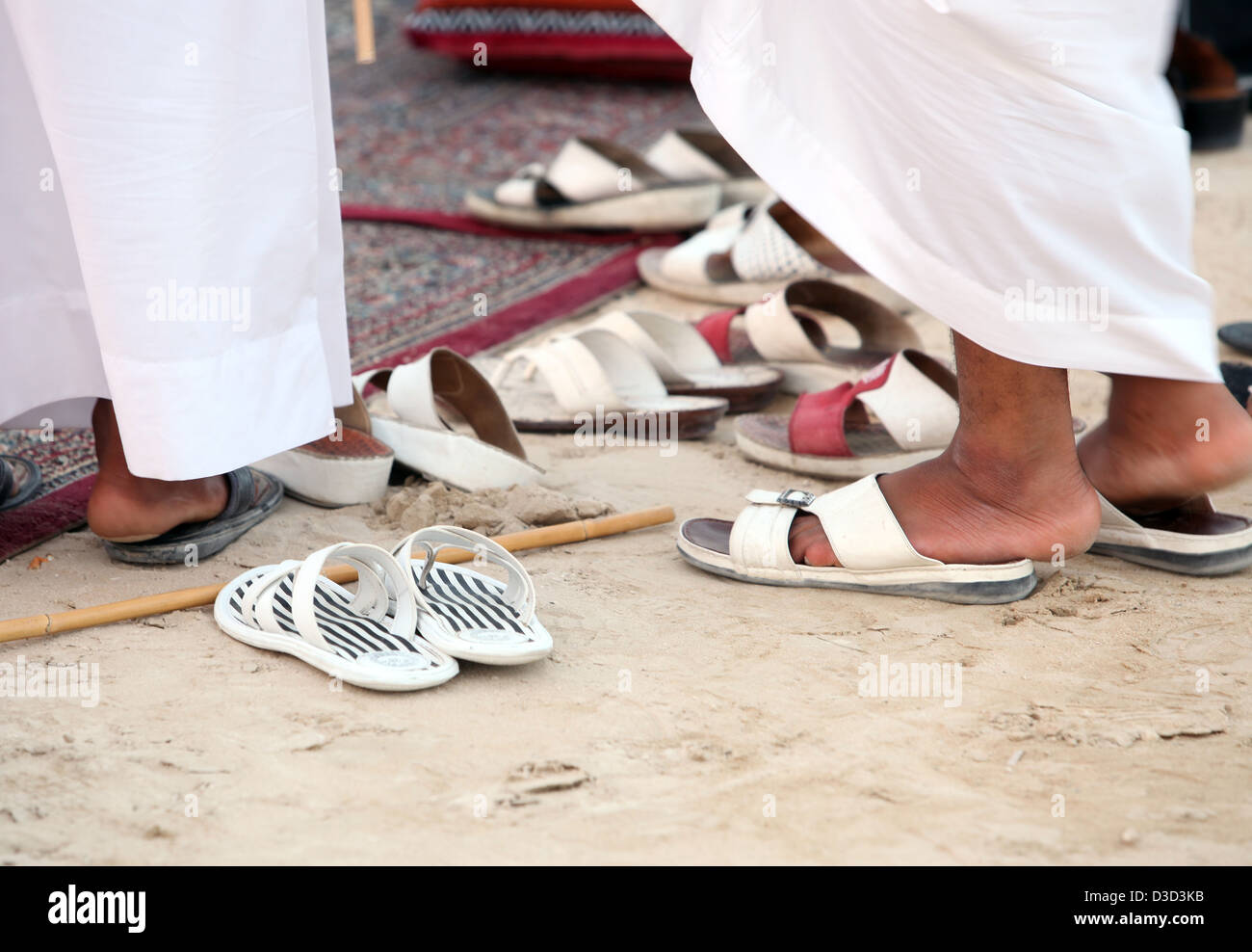 Dubaï, Émirats arabes unis, l'icône de photo, enlevez vos chaussures avant  de prier Photo Stock - Alamy