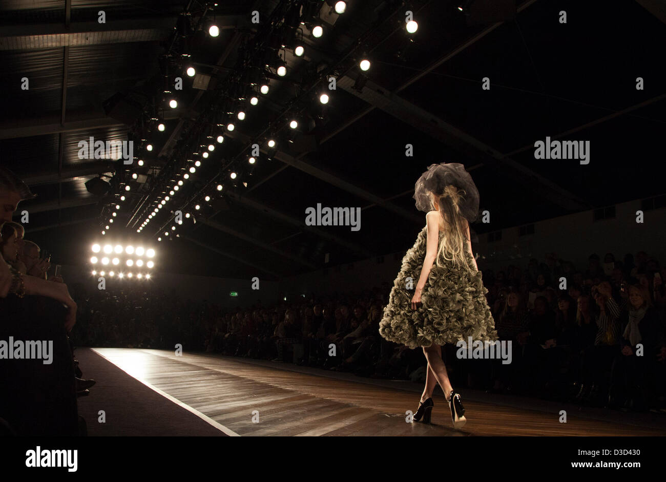 Londres, Angleterre, Royaume-Uni. Samedi, 16 février 2013. Défilé John Rocha à Somerset House lors de la London Fashion Week. Ses modèles portaient des coiffes et coiffures élaborées. Photo : Alamy/CatwalkFashion Live News Banque D'Images