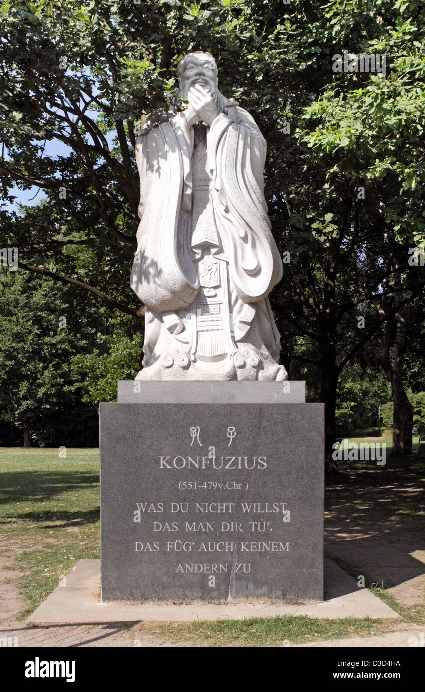 Berlin, Allemagne, statue de Confucius dans le jardin chinois dans le parc de loisirs de Marzahn Banque D'Images