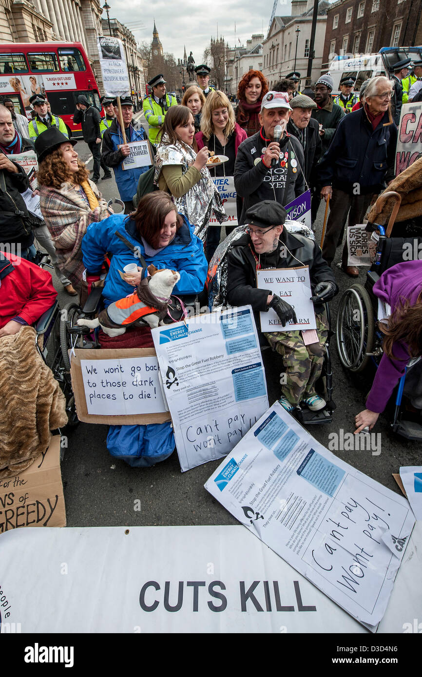 Une manifestation organisée par l'action de la pauvreté de carburant à l'extérieur du Ministère de l'énergie et du changement climatique dans le cadre d'un week-end d'actions facture de carburant. Un groupe mixte de retraités, des groupes de personnes handicapées et des militants d'essayer de réduire la pauvreté se sont réunis sous la "STOP au grand vol de carburant", slogan et se plaignaient de plus en plus contre les factures de carburant. Whitehall, Londres, Royaume-Uni 16 février 2013. Banque D'Images