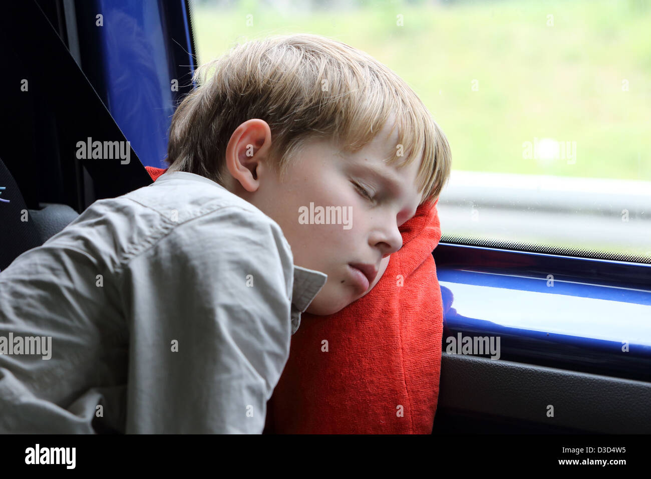 Malchow, Allemagne, un garçon endormi dans... Banque D'Images