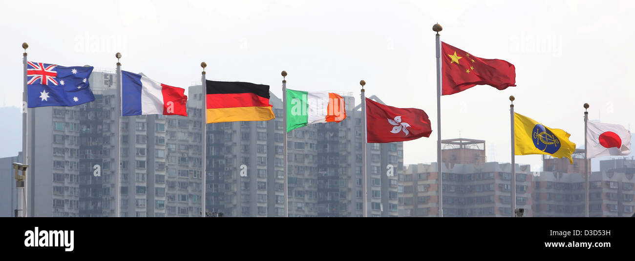 Hong Kong, Chine, divers pays drapeaux dans le vent Banque D'Images