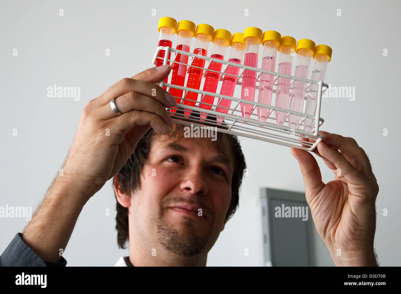 Berlin, Allemagne, technicien de laboratoire se penche sur des échantillons d'aptamères sélectionnés Banque D'Images