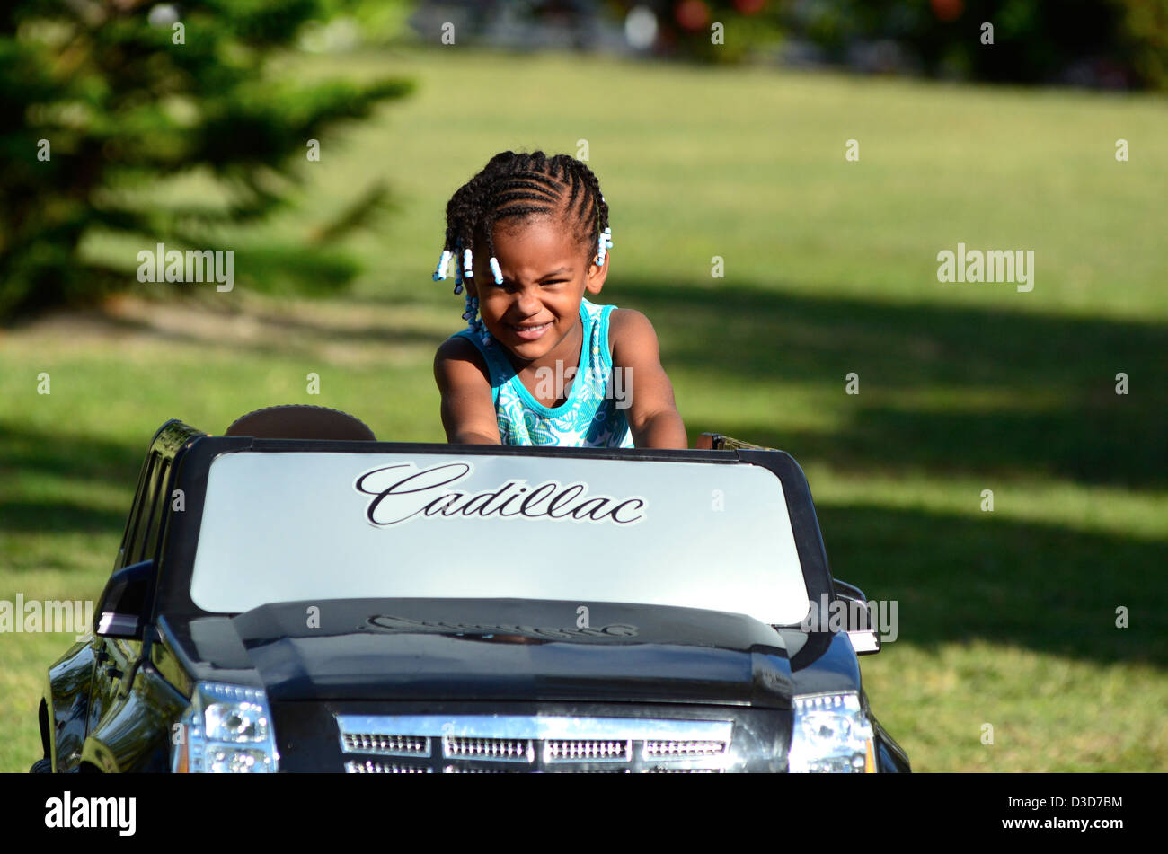 La conduite de l'enfant petite voiture, Anegada, îles Vierges britanniques. Banque D'Images