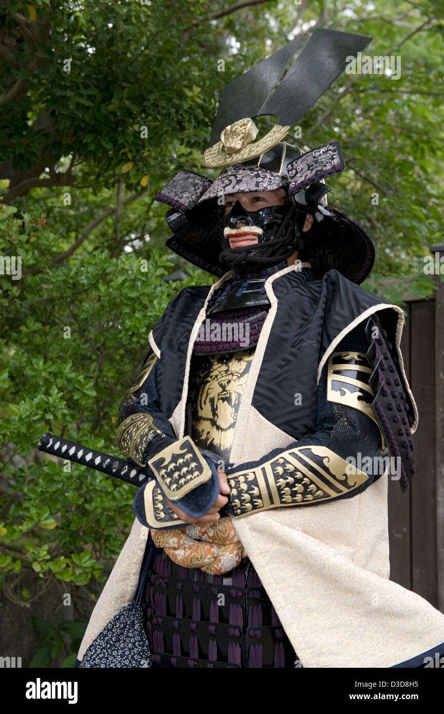 Acteur dans des productions à la semi-moderne, costume de samouraï engagé pour poser pour des photos à la fête locale à Odawara, Kanagawa, Japon. Banque D'Images