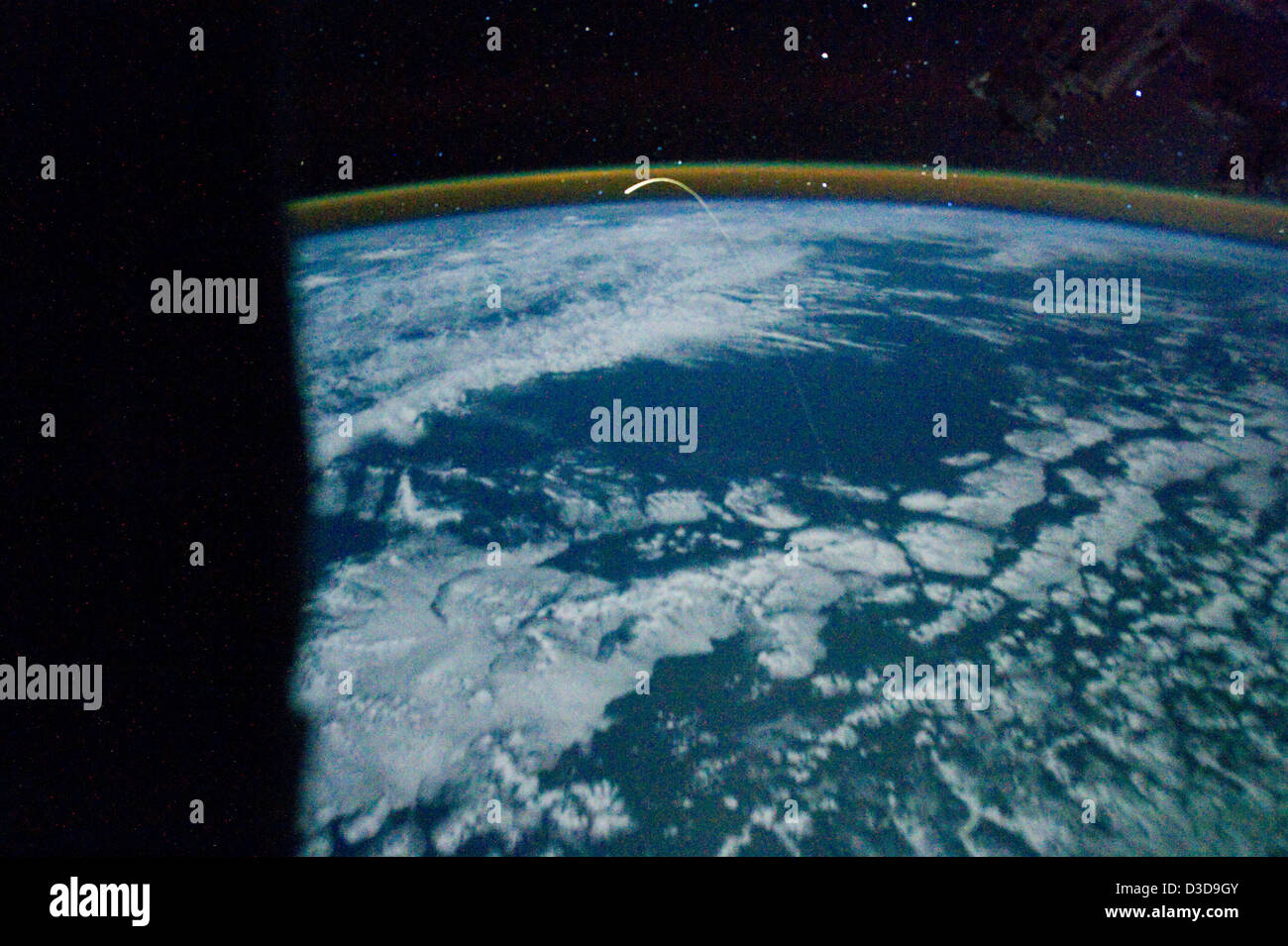 La dernière mission de la navette spatiale Atlantis, STS-135, comprenait des activités d'observation de la Terre et de recherche scientifique à bord de la Station spatiale internationale avant son retour sur Terre. Banque D'Images