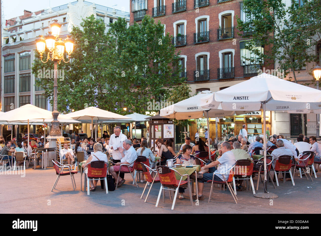 Tables de bar animé sur la Plaza de Santa Ana, Barrio de las Letras, Madrid, Espagne Banque D'Images